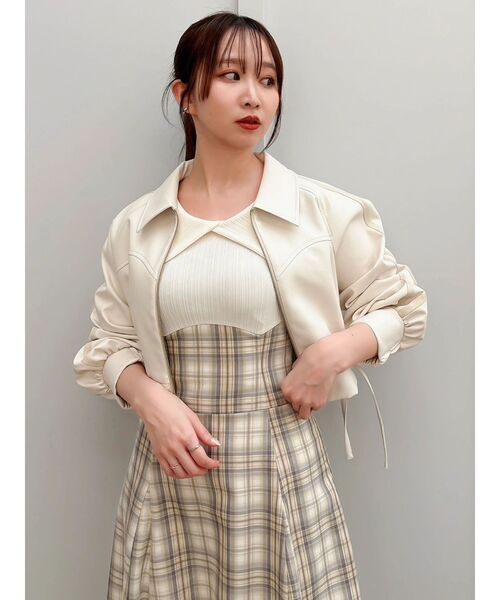 dazzlin（ダズリン）の「サイドギャザーショートブルゾン（ブルゾン・レディース・ダークブラウン/アイボリー・FREE）」の13枚目の写真