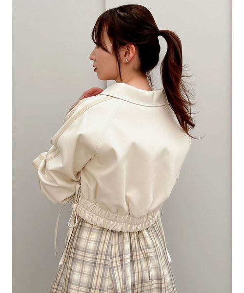 dazzlin（ダズリン）の「サイドギャザーショートブルゾン（ブルゾン・レディース・ダークブラウン/アイボリー・FREE）」の14枚目の写真