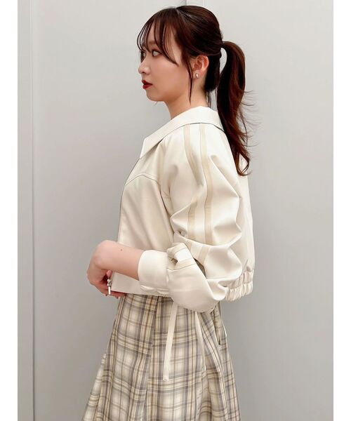 dazzlin（ダズリン）の「サイドギャザーショートブルゾン（ブルゾン・レディース・ダークブラウン/アイボリー・FREE）」の15枚目の写真