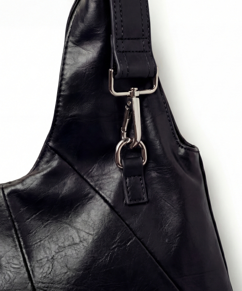 IDWS(アイドンワナセル)の「Pitcher Hobo Bag Black(ショルダーバッグ・レディース・その他・OS)」の8枚目の写真