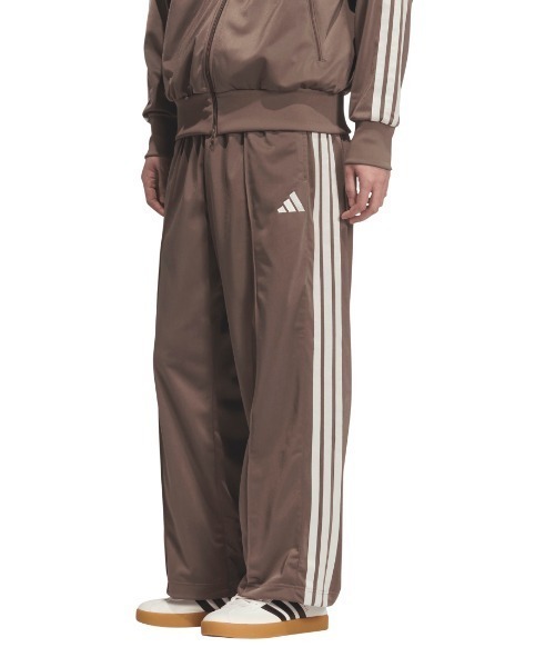adidas(アディダス)の「アディダス adidas スタジアム トリコット ルーズフィット ストレート レッグ パンツ(その他パンツ・メンズ・ダークブルー/ブラック/ブラウン・S/M/L/LL/3L)」の1枚目の写真
