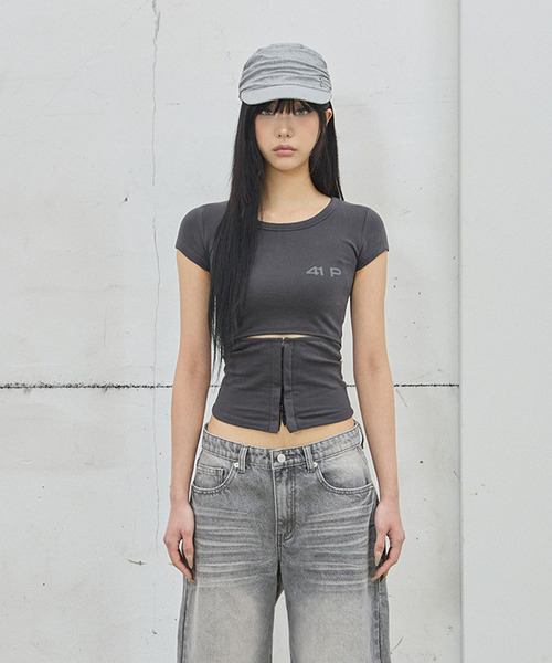 41PRAY(サイルプレイ)の「Hooked Cutout Short Sleeve Top / Charcoal(Tシャツ/カットソー・レディース・チャコールグレー・OS)」の1枚目の写真