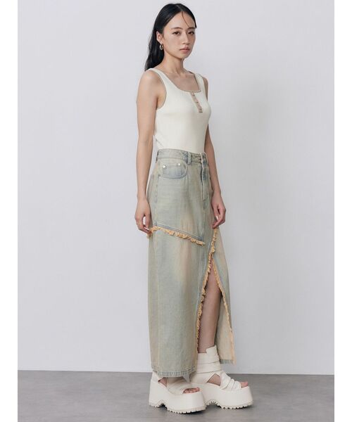 MURUA(ムルーア)の「【セットアップ対応】フリンジスリットデニムスカート 夏服(デニムスカート・レディース・ブラック/ブルー・2/1)」の4枚目の写真