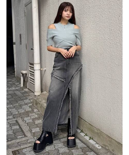 MURUA(ムルーア)の「【セットアップ対応】フリンジスリットデニムスカート 夏服(デニムスカート・レディース・ブラック/ブルー・2/1)」の4枚目の写真