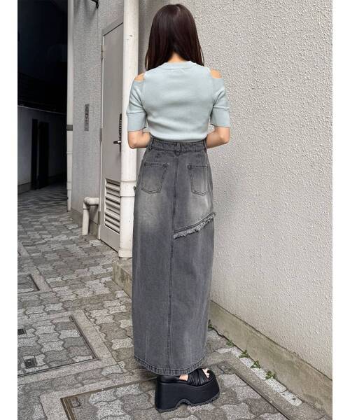 MURUA(ムルーア)の「【セットアップ対応】フリンジスリットデニムスカート 夏服(デニムスカート・レディース・ブラック/ブルー・2/1)」の6枚目の写真