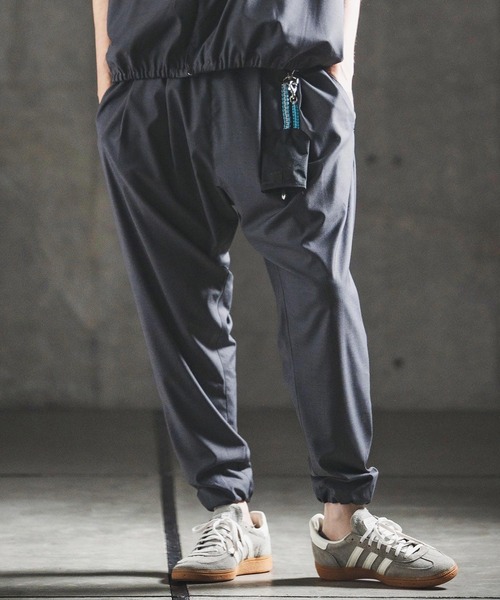 GLIMCLAP(グリムクラップ)の「mp14930- Bamboo Blend Chambray Gathered Hem Pants バルーンパンツ(202-043-gls-cg)(その他パンツ・メンズ・ブラウン/ネイビー/ブラック・S/M/L)」の2枚目の写真