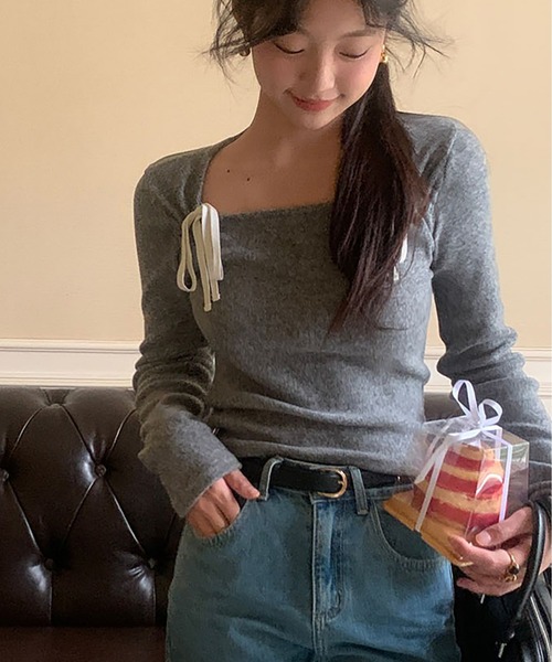 Girly Doll(ガーリードール)の「スクエアネックリボン付き長袖カットソー(Tシャツ/カットソー・レディース・グレー/ホワイト・FREE)」の2枚目の写真
