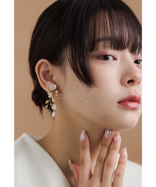 niana(ニアナ)の「パールフラワーイヤリング ゴールド シルバー 結婚式 二次会 同窓会 成人式 パーティー お呼ばれ オケージョン フォーマル(イヤリング・レディース・ゴールド/シルバー・FREE)」の3枚目の写真