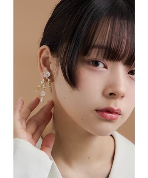 niana(ニアナ)の「パールフラワーイヤリング ゴールド シルバー 結婚式 二次会 同窓会 成人式 パーティー お呼ばれ オケージョン フォーマル(イヤリング・レディース・ゴールド/シルバー・FREE)」の5枚目の写真