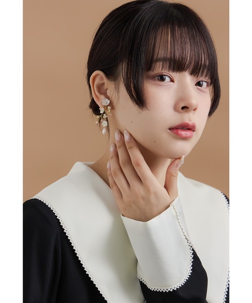 niana(ニアナ)の「パールフラワーイヤリング ゴールド シルバー 結婚式 二次会 同窓会 成人式 パーティー お呼ばれ オケージョン フォーマル(イヤリング・レディース・ゴールド/シルバー・FREE)」の6枚目の写真