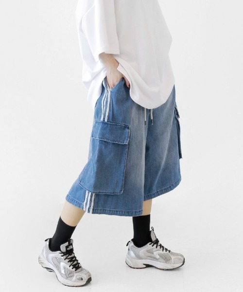 minsobi(ミンソビ)の「トラックラインデニムバミューダパンツ(カーゴパンツ・レディース・ブラック/ブルー・FREE)」の1枚目の写真