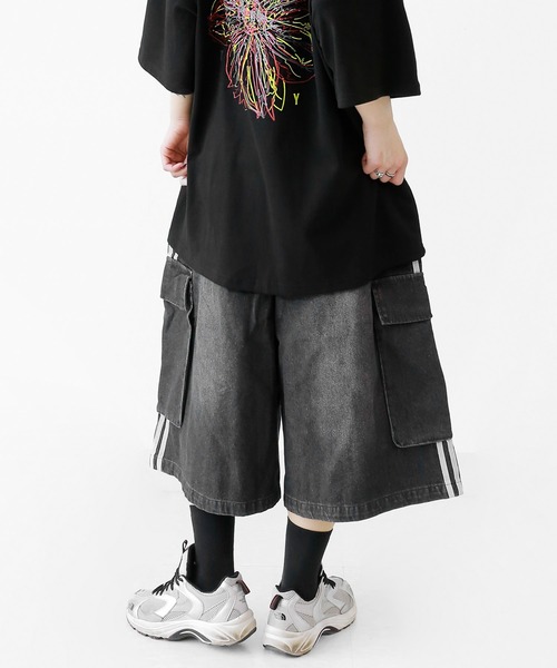minsobi(ミンソビ)の「トラックラインデニムバミューダパンツ(カーゴパンツ・レディース・ブラック/ブルー・FREE)」の9枚目の写真