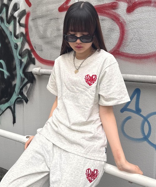 ATMARK(アットマーク)の「《3サイズ展開 / UNISEX 》ATMARK ワンポイントロゴ刺繍 半袖Tシャツ ハート グラフィティ オールド(Tシャツ/カットソー・メンズ・ブラック系2/ホワイト系3/ブラック系4/ブラック系3/ブラック系1/ホワイト系4/ホワイト系2/ホワイト系1・S/L/M)」の3枚目の写真