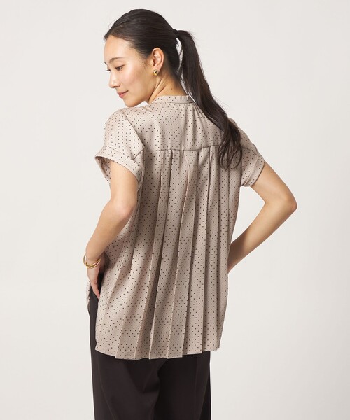 A DAY IN THE LIFE UNITED ARROWS(アデイインザライフユナイテッドアローズ)の「バックプリーツ シャツブラウス <A DAY IN THE LIFE>(シャツ/ブラウス・レディース・ベージュ/オフホワイト/ブラック/ライトブルー・FREE)」の4枚目の写真