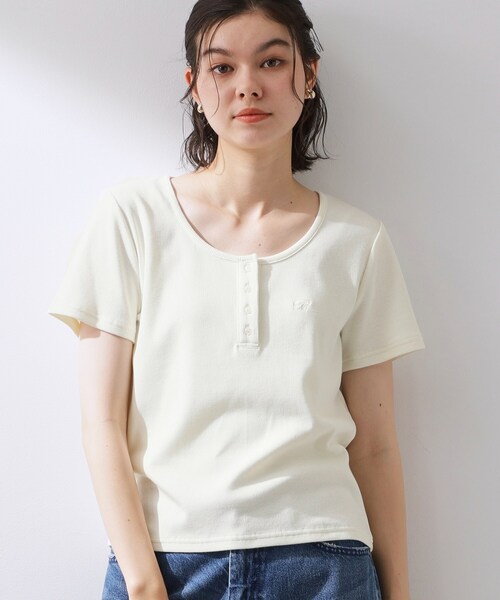 THE SHOP TK (ザ ショップ ティーケー )の「ヘンリーネック ワンポイント刺繍トップス(Tシャツ/カットソー・レディース・ブラック/グレー/アイボリー・12/13)」の1枚目の写真