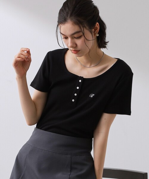 THE SHOP TK (ザ ショップ ティーケー )の「ヘンリーネック ワンポイント刺繍トップス(Tシャツ/カットソー・レディース・ブラック/グレー/アイボリー・12/13)」の2枚目の写真