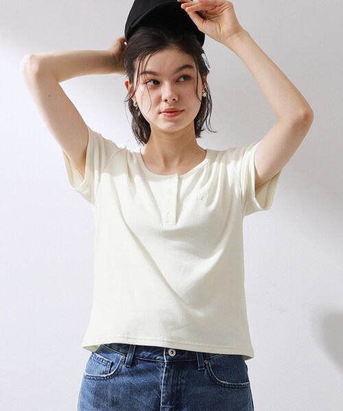 THE SHOP TK (ザ ショップ ティーケー )の「ヘンリーネック ワンポイント刺繍トップス(Tシャツ/カットソー・レディース・ブラック/グレー/アイボリー・12/13)」の4枚目の写真