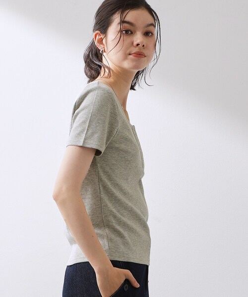 THE SHOP TK (ザ ショップ ティーケー )の「ヘンリーネック ワンポイント刺繍トップス(Tシャツ/カットソー・レディース・ブラック/グレー/アイボリー・12/13)」の9枚目の写真
