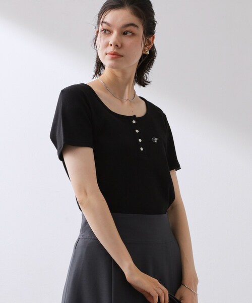 THE SHOP TK (ザ ショップ ティーケー )の「ヘンリーネック ワンポイント刺繍トップス(Tシャツ/カットソー・レディース・ブラック/グレー/アイボリー・12/13)」の13枚目の写真
