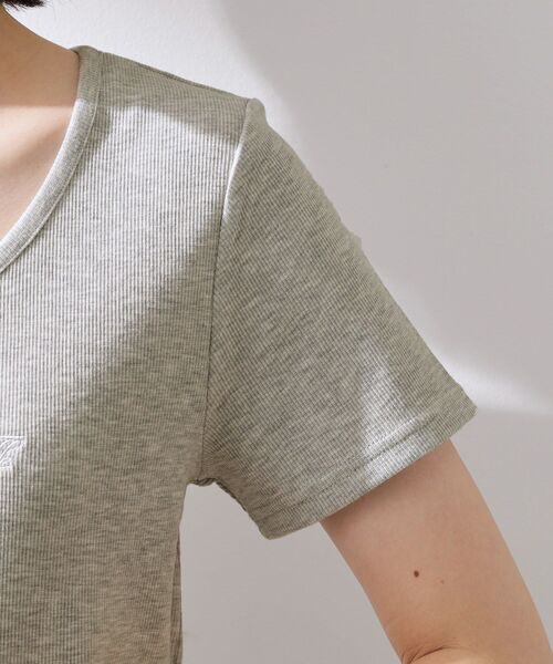 THE SHOP TK (ザ ショップ ティーケー )の「ヘンリーネック ワンポイント刺繍トップス(Tシャツ/カットソー・レディース・ブラック/グレー/アイボリー・12/13)」の21枚目の写真