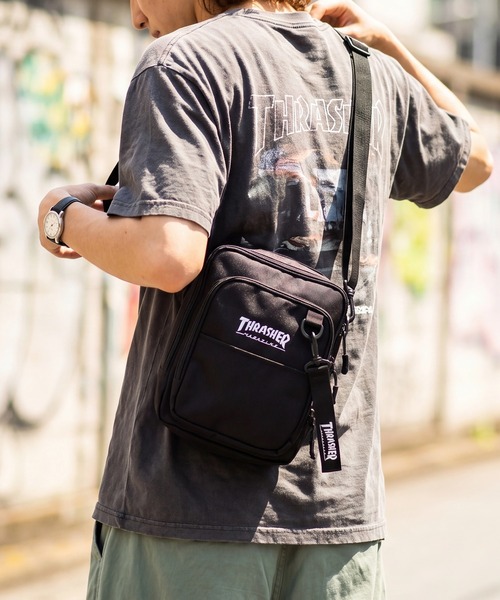 THRASHER(スラッシャー)の「【THRASHER/スラッシャー】バーティカル ミニ ショルダーバッグ(ショルダーバッグ・メンズ・ブラック系1/ブラック・FREE)」の3枚目の写真