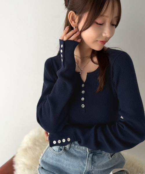classicalelf(クラシカルエルフ)の「華奢&スタイルアップが叶う!袖ボタンスキッパーヘンリーリブニット(長袖)(ニット/セーター・レディース・ブラック/チャコール/モカ/ネイビー/アイボリー・LARGE/MEDIUM/SMALL/X-LARGE)」の5枚目の写真
