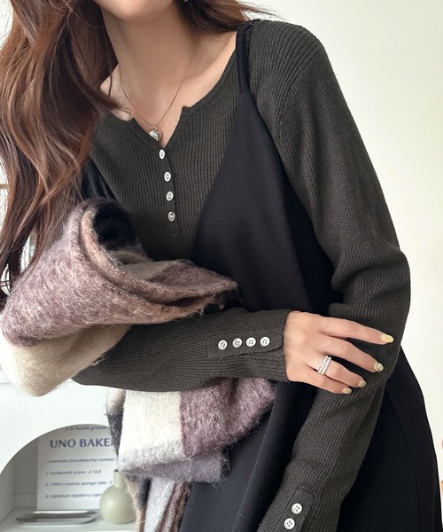 classicalelf(クラシカルエルフ)の「華奢&スタイルアップが叶う!袖ボタンスキッパーヘンリーリブニット(長袖)(ニット/セーター・レディース・ブラック/チャコール/モカ/ネイビー/アイボリー・LARGE/MEDIUM/SMALL/X-LARGE)」の13枚目の写真
