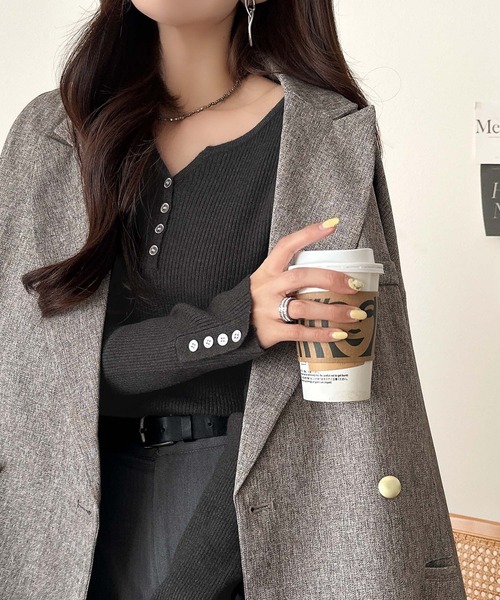 classicalelf(クラシカルエルフ)の「華奢&スタイルアップが叶う!袖ボタンスキッパーヘンリーリブニット(長袖)(ニット/セーター・レディース・ブラック/チャコール/モカ/ネイビー/アイボリー・LARGE/MEDIUM/SMALL/X-LARGE)」の11枚目の写真