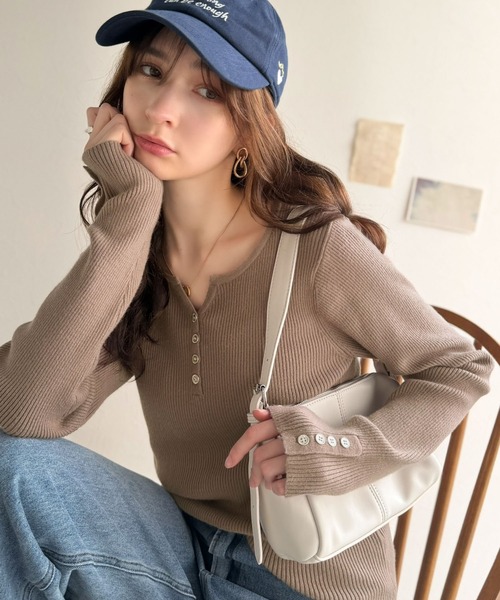 classicalelf(クラシカルエルフ)の「華奢&スタイルアップが叶う!袖ボタンスキッパーヘンリーリブニット(長袖)(ニット/セーター・レディース・ブラック/チャコール/モカ/ネイビー/アイボリー・LARGE/MEDIUM/SMALL/X-LARGE)」の22枚目の写真
