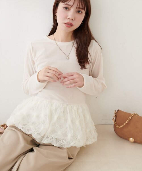 natural couture(ナチュラルクチュール)の「シアーベロア立体チュールペプラムTOPS(Tシャツ/カットソー・レディース・ブラウン/ブラック/グレイッシュベージュ/オフホワイト/チャコールグレー・FREE)」の2枚目の写真