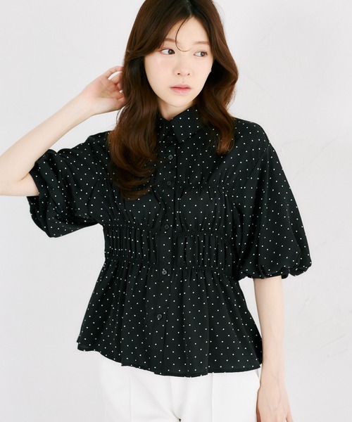 tocco closet(トッコ クローゼット)の「ドット柄シャーリングパフスリーブブラウス(シャツ/ブラウス・レディース・ブラック・M)」の1枚目の写真