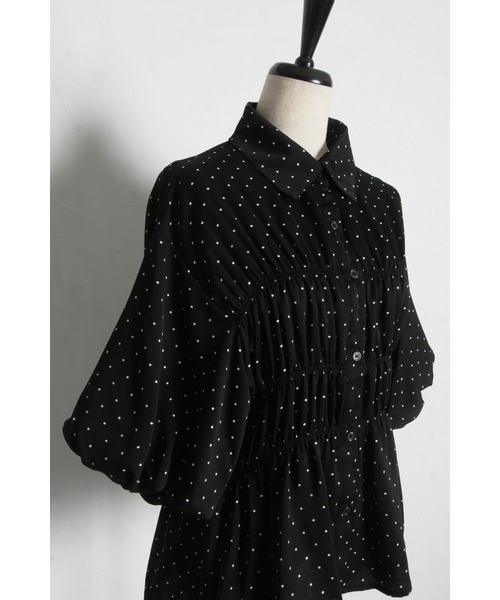 tocco closet(トッコ クローゼット)の「ドット柄シャーリングパフスリーブブラウス(シャツ/ブラウス・レディース・ブラック・M)」の2枚目の写真