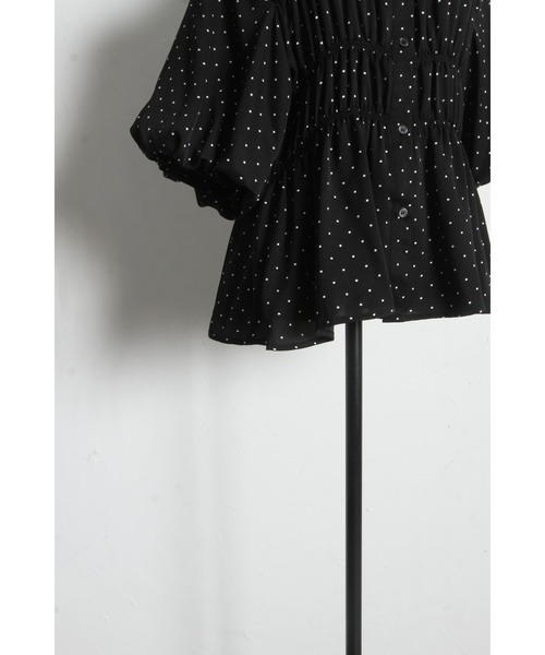 tocco closet(トッコ クローゼット)の「ドット柄シャーリングパフスリーブブラウス(シャツ/ブラウス・レディース・ブラック・M)」の3枚目の写真