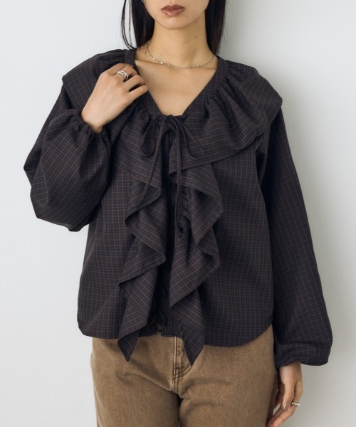 AZUL by moussy(アズールバイマウジー)の「レースアップラッフルブラウス 秋服 春服 無地 チェック デザイントップス(シャツ/ブラウス・レディース・ブラック/ブラウン系その他/アイボリー・FREE)」の3枚目の写真