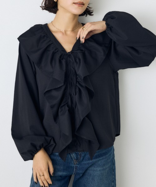 AZUL by moussy(アズールバイマウジー)の「レースアップラッフルブラウス 秋服 春服 無地 チェック デザイントップス(シャツ/ブラウス・レディース・ブラック/ブラウン系その他/アイボリー・FREE)」の2枚目の写真