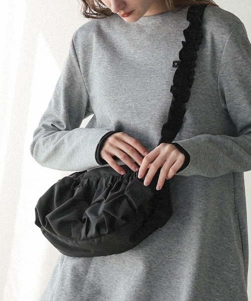 DONOBAN(ドノバン)の「【撥水加工 / 立体的なギャザーデザインが、持つだけでコーディネートのアクセントに】フリル ギャザー ボディーバッグ カバン 鞄 撥水 はっ水 ポケット ナイロン ショルダーバッグ ママバッグ マザーズバッグ メッシュ 肩掛け ショルダー 調節可 ドノバン 肩掛け 軽量 無地 プレゼント(ボディバッグ/ウエストポーチ・レディース・ホワイト/ブラック・ONE SIZE)」の10枚目の写真
