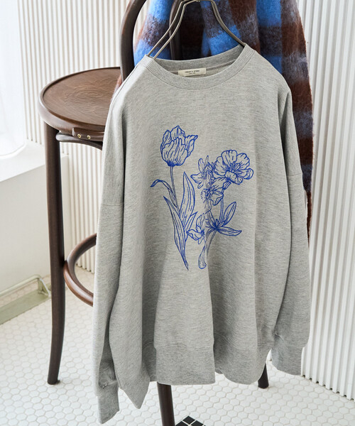 FREAK'S STORE(フリークスストア)の「限定展開 線画 花 刺繍 スウェット プルオーバー(スウェット・レディース・ナチュラル/ブラウン/ブルー/チャコールグレー/グレー・フリ-)」の2枚目の写真