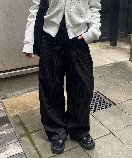 ROGER AND RAW(ロジャーアンドロウ)の「ダブルボタン ピンストライプワイドスラックスパンツ(スラックス・レディース・ブラック/グレー・FREE)」の1枚目の写真