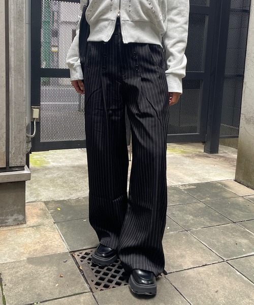 ROGER AND RAW(ロジャーアンドロウ)の「ダブルボタン ピンストライプワイドスラックスパンツ(スラックス・レディース・ブラック/グレー・FREE)」の7枚目の写真