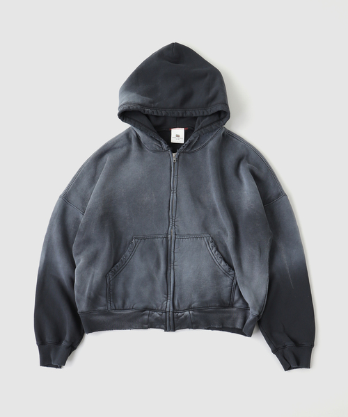 JOURNAL STANDARD(ジャーナルスタンダード)の「MOOJI MOOJI / ム―ジ ム―ジ OVERSIZE ZIP UP HOODIE AGED(パーカー・メンズ・ブラック/カーキ・LARGE/MEDIUM)」の1枚目の写真