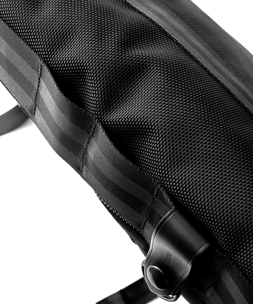 PORTER(ポーター)の「PORTER HEAT MESSENGER BAG LARGE <B印 YOSHIDA SELECT>(メッセンジャーバッグ・メンズ・ブラック・ONE SIZE)」の19枚目の写真