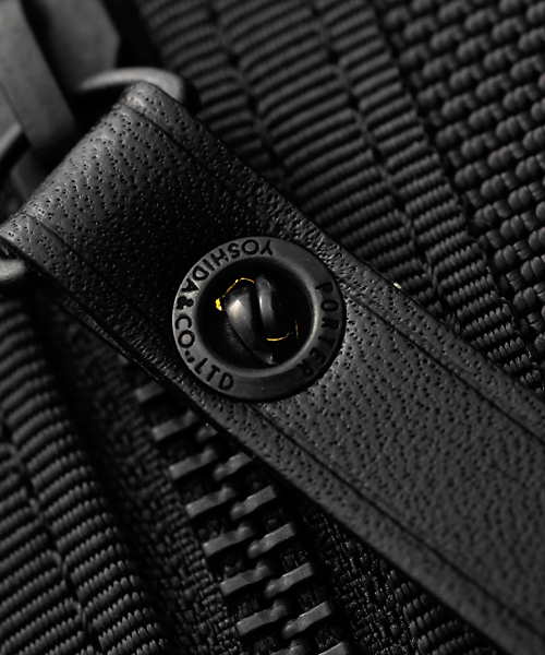 PORTER(ポーター)の「PORTER HEAT MESSENGER BAG LARGE <B印 YOSHIDA SELECT>(メッセンジャーバッグ・メンズ・ブラック・ONE SIZE)」の10枚目の写真