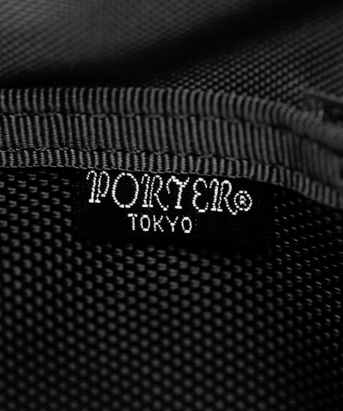 PORTER(ポーター)の「PORTER HEAT MESSENGER BAG LARGE <B印 YOSHIDA SELECT>(メッセンジャーバッグ・メンズ・ブラック・ONE SIZE)」の13枚目の写真