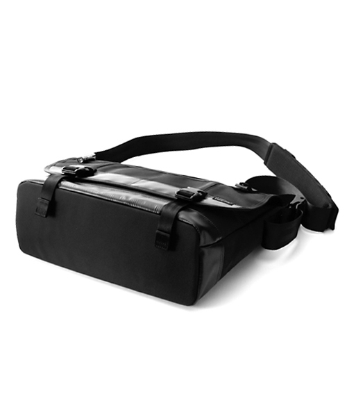 PORTER(ポーター)の「PORTER HEAT MESSENGER BAG LARGE <B印 YOSHIDA SELECT>(メッセンジャーバッグ・メンズ・ブラック・ONE SIZE)」の4枚目の写真