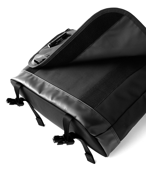 PORTER(ポーター)の「PORTER HEAT MESSENGER BAG LARGE <B印 YOSHIDA SELECT>(メッセンジャーバッグ・メンズ・ブラック・ONE SIZE)」の5枚目の写真
