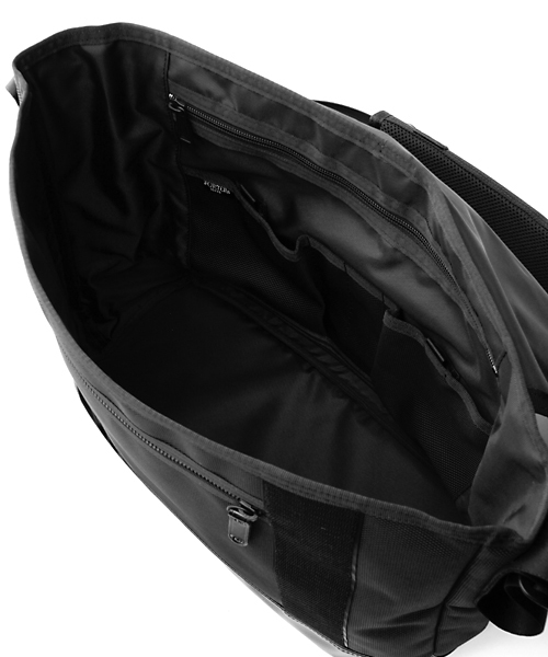 PORTER(ポーター)の「PORTER HEAT MESSENGER BAG LARGE <B印 YOSHIDA SELECT>(メッセンジャーバッグ・メンズ・ブラック・ONE SIZE)」の6枚目の写真
