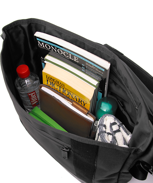 PORTER(ポーター)の「PORTER HEAT MESSENGER BAG LARGE <B印 YOSHIDA SELECT>(メッセンジャーバッグ・メンズ・ブラック・ONE SIZE)」の7枚目の写真