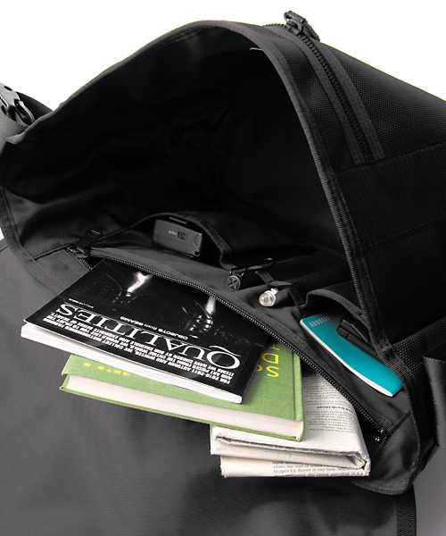 PORTER(ポーター)の「PORTER HEAT MESSENGER BAG LARGE <B印 YOSHIDA SELECT>(メッセンジャーバッグ・メンズ・ブラック・ONE SIZE)」の21枚目の写真