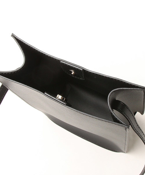 LIPSTAR（リップスター）の「フェイクレザーミニトートバック（ハンドバッグ・レディース・ブラック/ベージュ・M）」の3枚目の写真