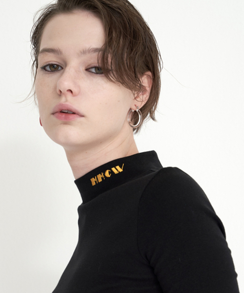 MIMICAWE(ミミカウィ)の「【MIMICAWE 】ミミカウィ ロゴ モック ネック ティーシャツ(Tシャツ/カットソー)」 WEAR